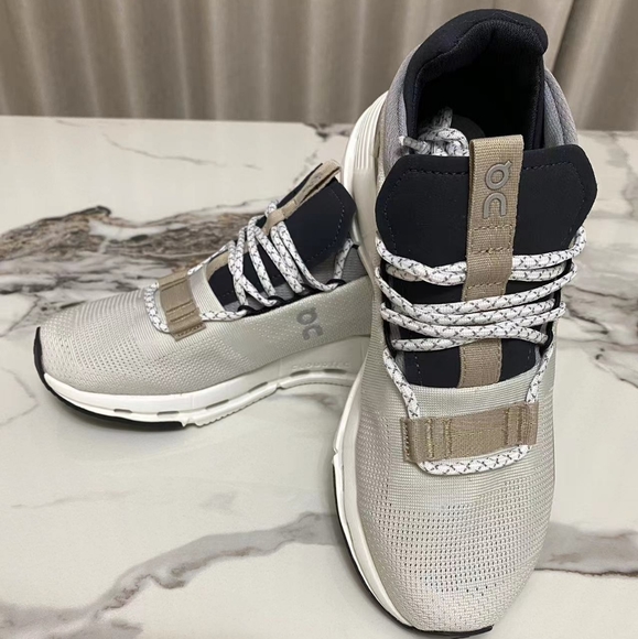 On cloud cloudnova Size 8 - Picture 1 of 4